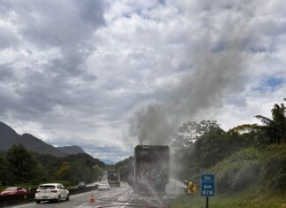 Incêndio destrói carreta carregada com papel higiênico na BR-376, em Guaratuba