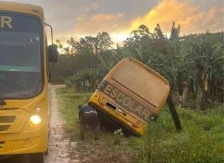 Ônibus escolar que transportava crianças se envolve em acidente em Barra Velha