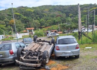 Acidente com capotamento mobiliza Bombeiros e SAMU na Rodovia Beto Carrero, em Penha