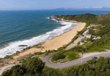 Balneário Camboriú decide proibir nudismo na Praia do Pinho