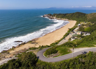 Balneário Camboriú decide proibir nudismo na Praia do Pinho