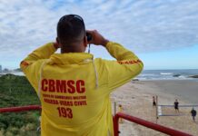 Guarda-vidas resgata adolescente arrastado pelo mar em Navegantes