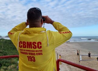 Guarda-vidas resgata adolescente arrastado pelo mar em Navegantes