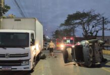 Condutora fica ferida após carro capotar em acidente na Avenida Itajuba, em Barra Velha