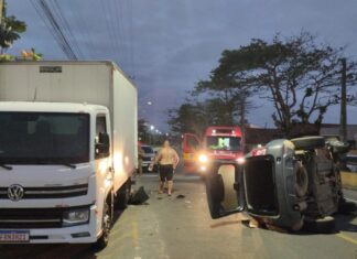 Condutora fica ferida após carro capotar em acidente na Avenida Itajuba, em Barra Velha
