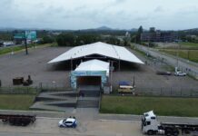 Avança a montagem da estrutura para o aniversário de 62 anos de Balneário Piçarras