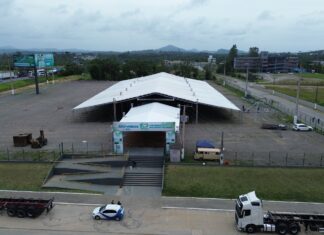 Avança a montagem da estrutura para o aniversário de 62 anos de Balneário Piçarras