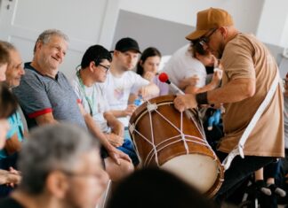Estudantes da APAE de Balneário Piçarras participam de oficina de percussão