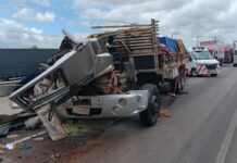 Colisão entre caminhões na BR-101 deixa motorista ferido em Barra Velha