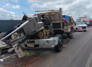Colisão entre caminhões na BR-101 deixa motorista ferido em Barra Velha