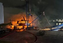 Incêndio atinge embarcação atracada em píer de Navegantes