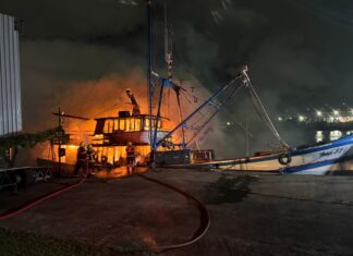 Incêndio atinge embarcação atracada em píer de Navegantes