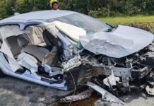 Acidente na SC-415: carro colide contra poste e deixa feridos em Araquari