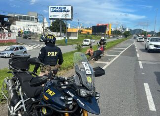 Motociclista “Superman” é interceptado na BR-101 em Balneário Camboriú