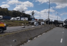 Engavetamento com carreta interdita totalmente a BR-101 em Balneário Piçarras