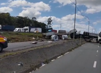 Engavetamento com carreta interdita totalmente a BR-101 em Balneário Piçarras