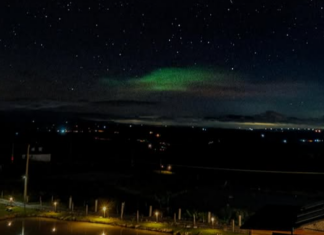 Moradores de Alfredo Wagner se encantam com rara aurora austral