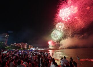 Balneário Piçarras reúne cerca de 200 mil pessoas na celebração do Ano Novo
