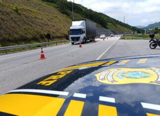 Motorista de caminhão morre em grave acidente na BR-101