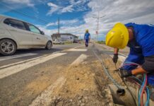 Fiação subterrânea começa a ser instalada para nova iluminação na orla em Navegantes