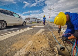 Fiação subterrânea começa a ser instalada para nova iluminação na orla em Navegantes