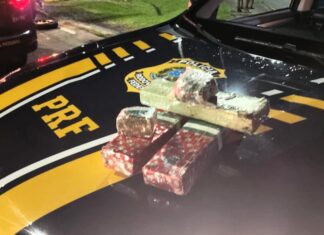 Casal é preso por tráfico após perseguição e descarte de droga na Grande Florianópolis