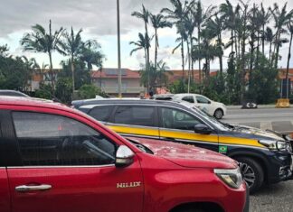 Carro furtado há cinco dias com placa adulterada é recuperado pela PRF