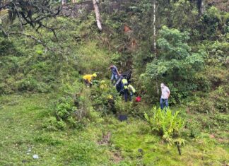 Colisão entre veículos termina com carro em ribanceira em São Bento do Sul