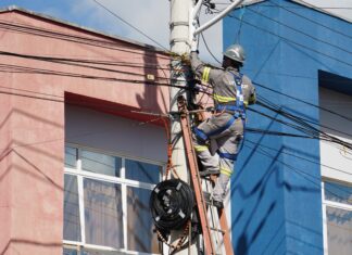 Barra Velha promove segundo mutirão de limpeza dos fios de telecomunicação