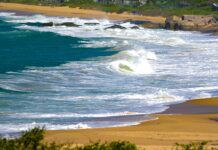 Frente fria se afasta e ciclone mantém ventos fortes e mar agitado em Santa Catarina