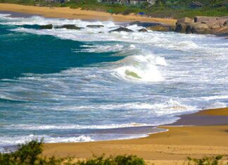 Frente fria se afasta e ciclone mantém ventos fortes e mar agitado em Santa Catarina