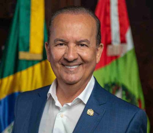Jorginho Mello é reeleito governador de Santa Catarina no primeiro turno com 68,95% dos votos