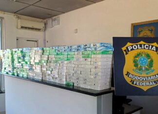 PRF apreende mais de R$ 2 milhões em celulares de luxo na BR-101 em Araquari