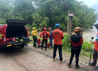 Bombeiros resgatam grupo isolado por cheia de rio na trilha do Monte Crista, em Garuva