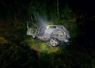 Carro capota e pega fogo em Itapoá; motorista escapa sem ferimentos graves