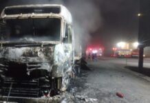 Incêndio destrói carreta e deixa homem ferido em empresa às margens da SC-112