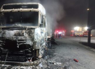 Incêndio destrói carreta e deixa homem ferido em empresa às margens da SC-112