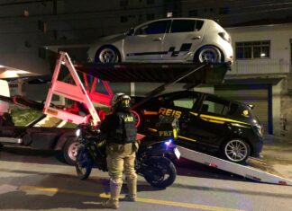 PRF intercepta racha na BR-101 e prende dois motoristas em São José (SC)