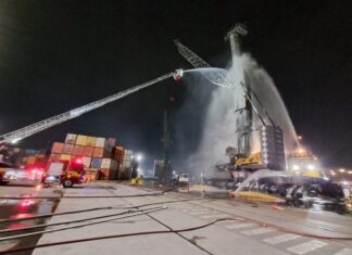 Incêndio atinge guindaste no Porto de Itajaí e mobiliza bombeiros durante a noite