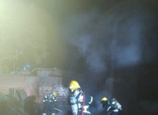 Incêndio destrói casa abandonada na Praia Alegre, em Penha