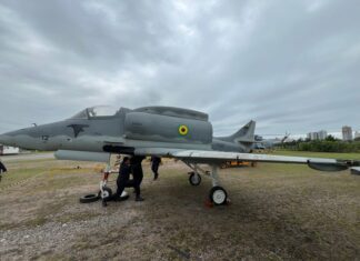 Museu Oceanográfico Univali recebe caça A-4 Skyhawk como nova atração em Balneário Piçarras