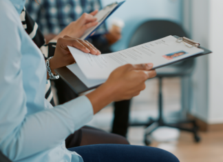 Evento gratuito em Balneário Piçarras orienta candidatos sobre currículo e entrevistas de emprego