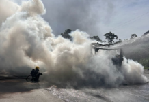 Ônibus é destruído por incêndio na BR-376, em Guaratuba (PR)