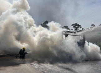 Ônibus é destruído por incêndio na BR-376, em Guaratuba (PR)