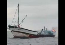 Incêndio atinge embarcação de pesca artesanal no litoral de São Francisco do Sul e deixa pescador ferido