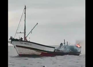 Incêndio atinge embarcação de pesca artesanal no litoral de São Francisco do Sul e deixa pescador ferido