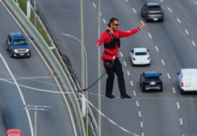 Ponte Hercílio Luz: Rafael Bridi conquista recorde de maior highline urbano da América Latina em Florianópolis
