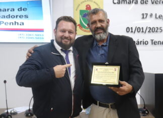 Professor e pesquisador Eduardo Bajara recebe moção de aplauso da Câmara de Penha