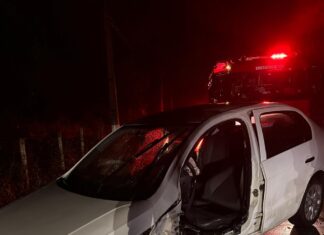Motorista fica preso às ferragens após colisão frontal em Araquari; outro condutor foge do local
