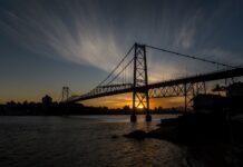 Rafael Bridi tenta entrar para o Guinness Book com travessia inédita na Ponte Hercílio Luz